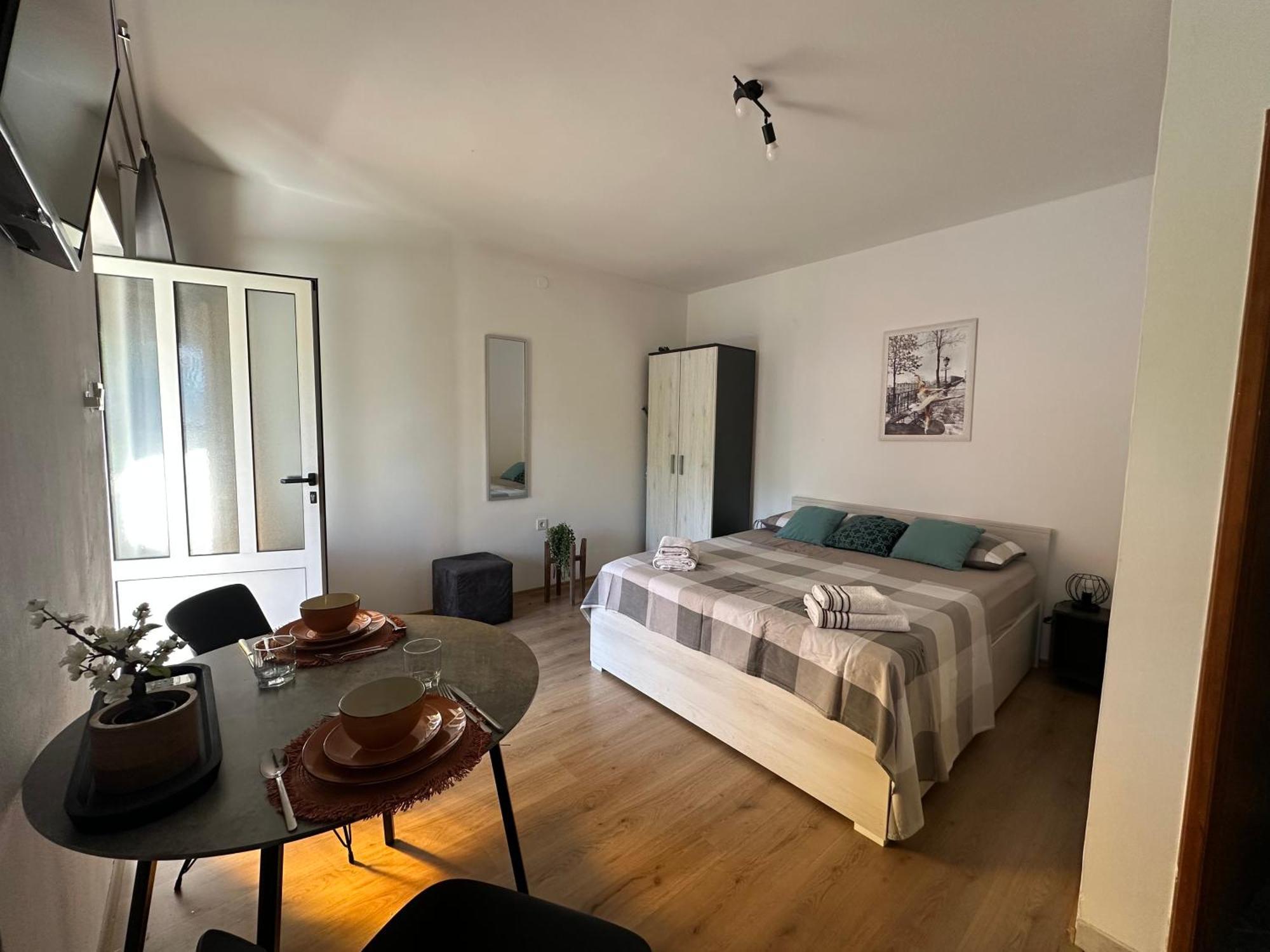 Studio Apartment Coce Трогир Екстериор снимка
