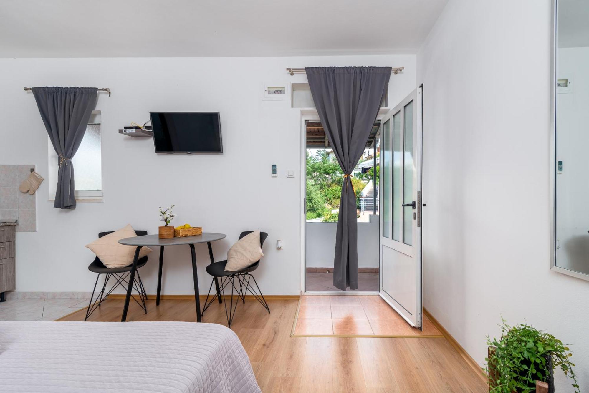 Studio Apartment Coce Трогир Екстериор снимка