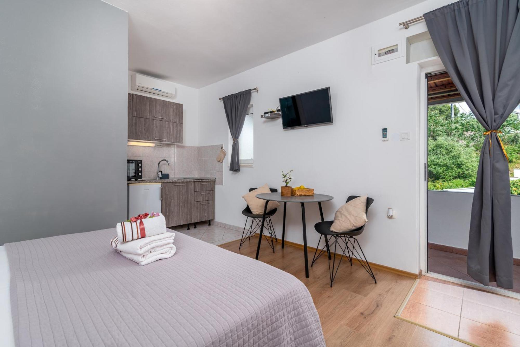 Studio Apartment Coce Трогир Екстериор снимка
